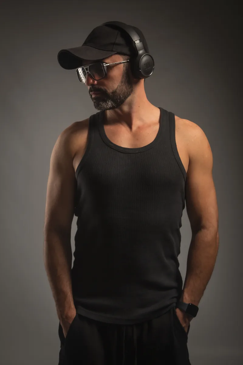 Diego Dimani — press photo auriculares