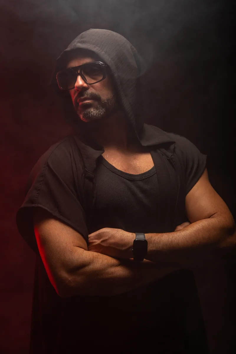 Diego Dimani — press photo luz roja